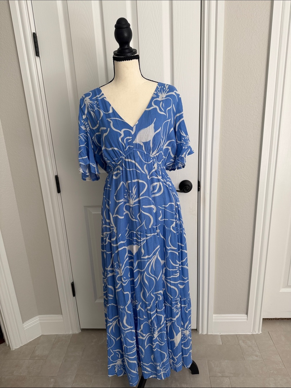 Z Supply Blue and White Floral V-Neck Maxi Dress.  Size medium.  Never worn.